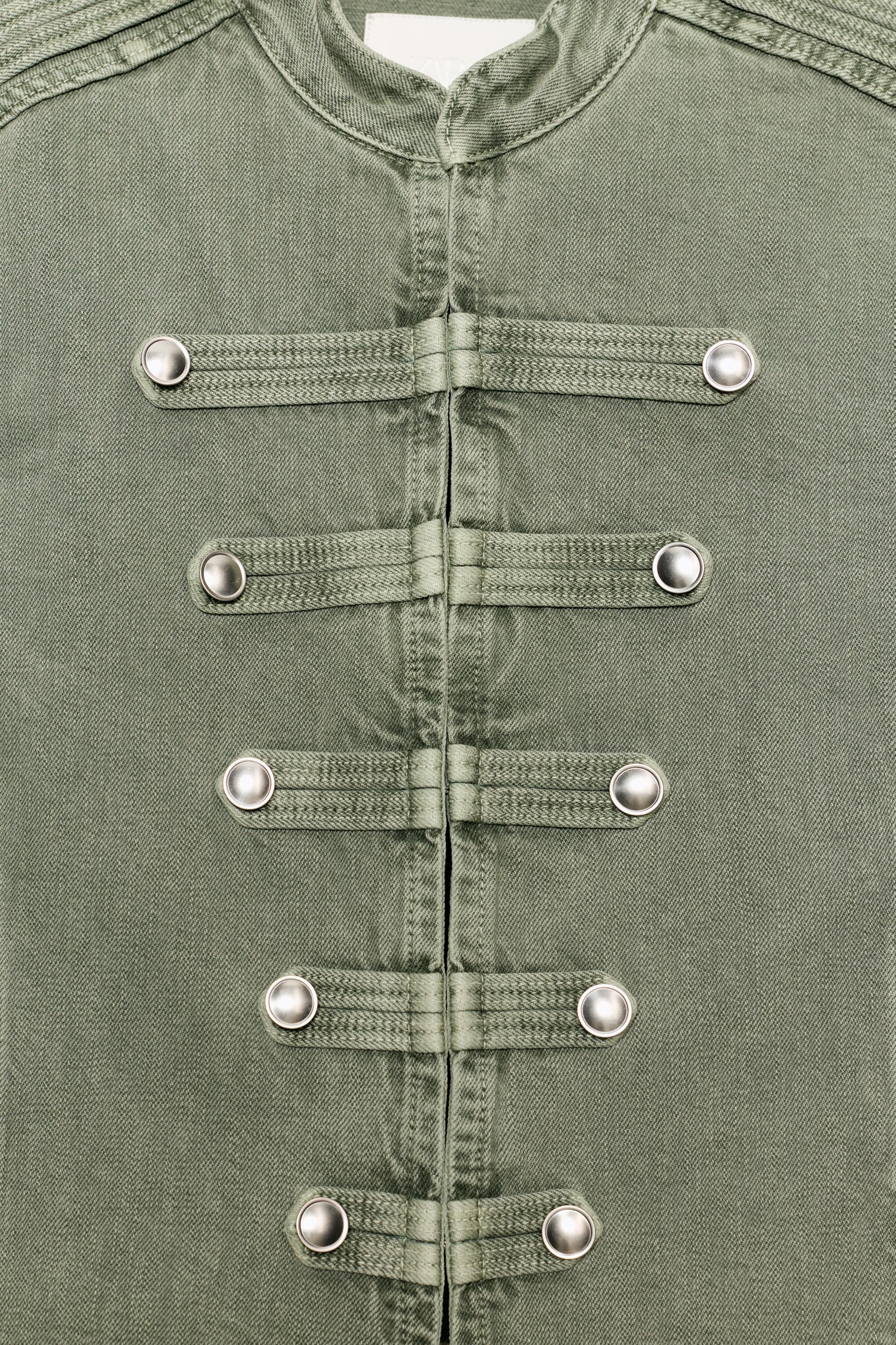 VESTE CINTREE À BOUTONS